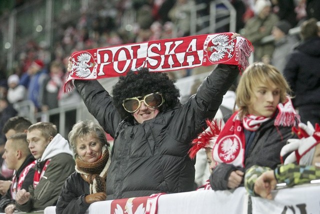 Kibice na trybunach Stadionu Miejskiego we Wrocławiu podczas meczu z Włochami