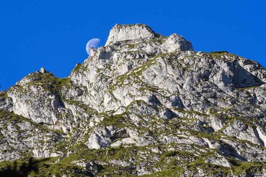 Weekend w górach. Tłumy turystów idą na Giewont [ZDJĘCIA]