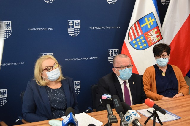 W czasie konferencji Beata Matulińska, dyrektor Świętokrzyskiego Centrum Psychiatrii, wicedyrektor Ewa Piecewicz oraz wicemarszałek Marek Bogusławki tłumaczyli trudną sytuację na psychiatrii.