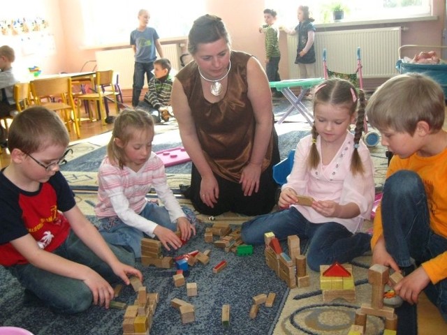 Dziećmi z oddziału przedszkolnego podstawówki w Grabiku opiekuje się Irena Wąsowicz.