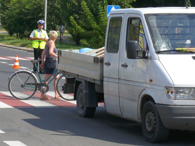 Uszkodzona szyba auta, w miejscu, gdzie uderzony został przechodzień.