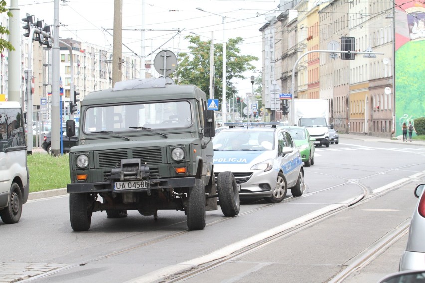 Wrocław: Audi staranowało wojskowego honkera