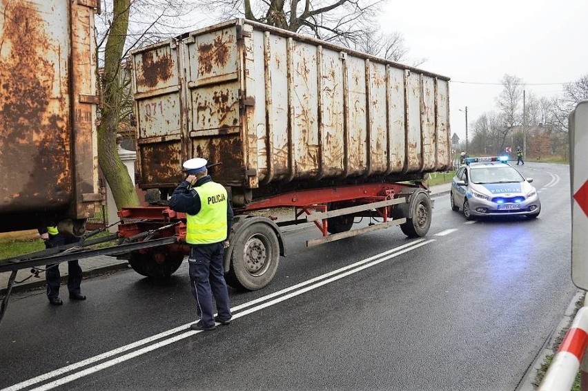 Zderzenie karetki na sygnale z ciężarówką. DK 12 całkowicie zablokowana (ZDJĘCIA)