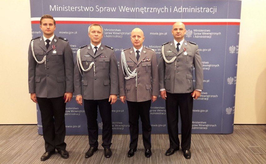 Policjanci z Brzegu odznaczeni Krzyżami Zasługi przez prezydenta RP Andrzeja Dudę