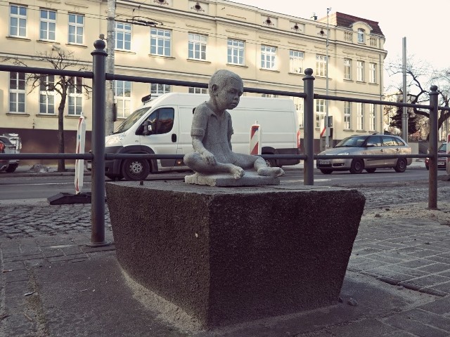 Rzeźba chłopca stanęła naprzeciwko Szkoły Podstawowej nr 1 przy ul. 10 Lutego w Gdyni