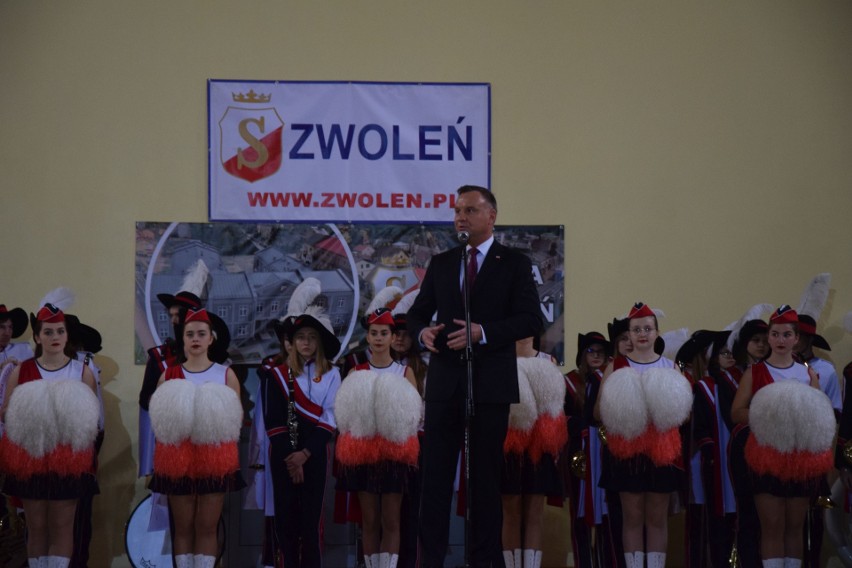 Prezydent Andrzej Duda złożył oficjalną wizytę w Zwoleniu. Wcześniej odwiedził też gospodarstwo w gminie Zakrzew