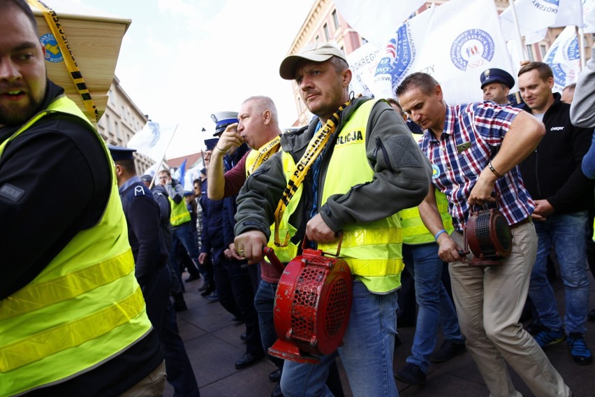 Protest policjantów w Warszawie. Mundurowi domagają się...