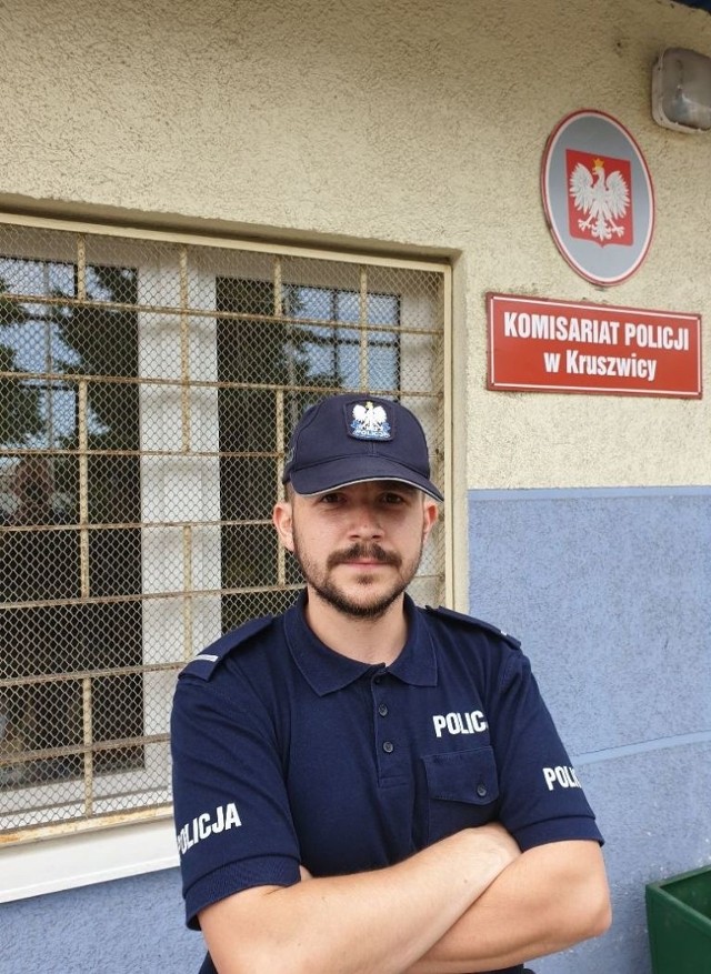 Policjant st. post. Hubert Stasiak z kruszwickiego komisariatu, razem z rowerzystką, pomogli potrzebującej kobiecie