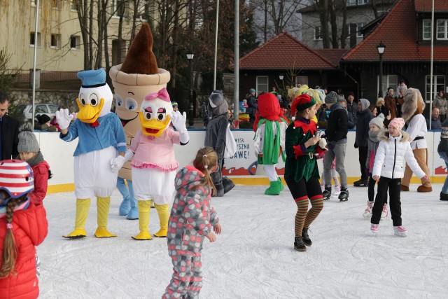 Podczas parady na lodowisku zobaczyliśmy m.in. maskotki Gwardii Opole czy postacie z bajek Disneya.