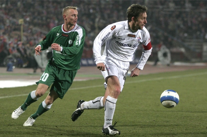 4.04.2008, Zabrze: Jerzy Brzęczek (z prawej) w meczu Górnik...