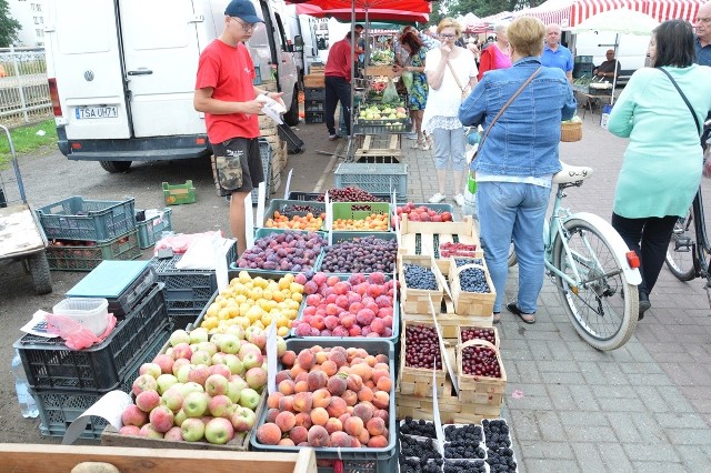 Na placu targowym ruch jak zwykle duży, jest duża obfitość owoców