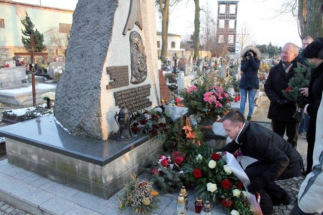 Członkowie Zarządu Powiatu Krapkowickiego i radni złożyli kwiaty pod pomnikiem ofiar na cmentarzu w Otmęcie.