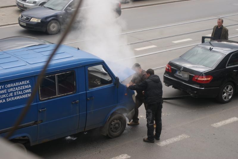 Wrocław: Wypadek na Traugutta. Zderzyły się 3 auta (ZDJĘCIA)