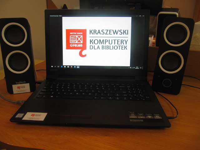 Laptop, który zakupiła biblioteka w Iwaniskach. Oprócz tego udało się pozyskać jeszcze sześć komputerów stacjonarnych.