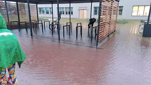 Tak wyglądał teren szkoły przy ul. Asfaltowej po dwóch dniach deszczu. Podmyte zostały m.in. parking, stojaki rowerowe i boiska.