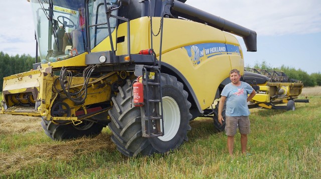 Czas żniw i ciężkiej pracy na polu Andrzeja z Plutycz. Zobacz jak w tym roku ze zbiorem plonów radzi sobie popularny rolnik.