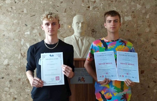 Jakub Bis i Karol Sawicki zdobyli dwa srebrne medale oraz nagrody specjalne przyznane  przez Międzynarodowe Światowe Stowarzyszenie Własności Intelektualnej