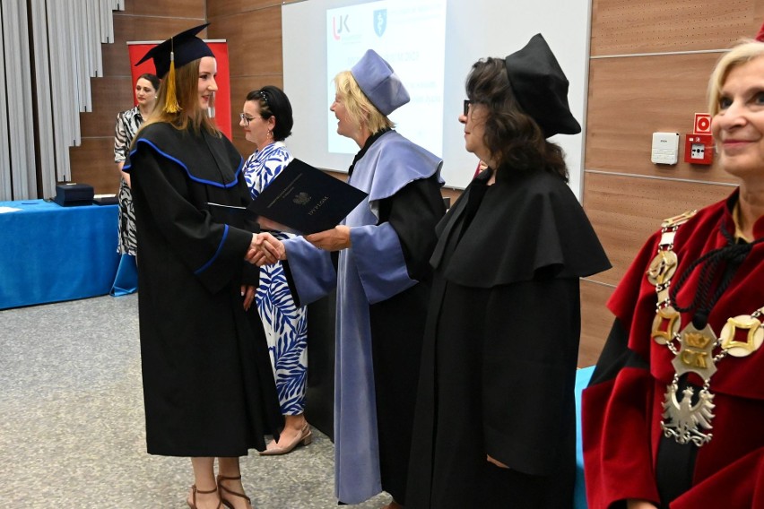 Absolwenci Instytutu Nauk o Zdrowiu Collegium Medicum odebrali dyplomy. Birety poszybowały w górę. Zobacz film i zdjęcia