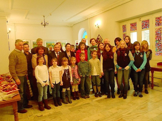 Laureaci nagród starosty i konkursu "Wieś kujawska wczoraj i dziś&#8221;  w towarzystwie organizatorów i gości uroczystości. Wiuecej zdjęć w galerii FOTO.