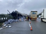 Kraków. Wypadek tira na autostradzie A4. Całkowicie rozbita naczepa