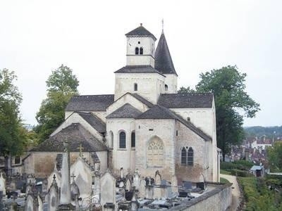 Romański kościół św. Vorlesa pośród kamiennych nagrobków zabytkowego cmentarza Fot. AUTOR