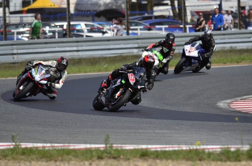 Ścigają się na motocyklach na Torze Poznań