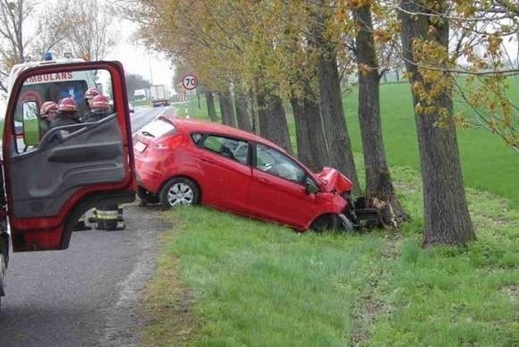Wypadek w Łukowicach Brzeskich. Kierująca fordem fiestą 72-letnia kobieta z niewiadomych przyczyn zjechała z drogi i uderzyła w drzewo. Zmarła następnego dnia w szpitalu.
