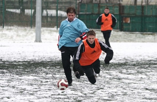 Gola dla Mazowsza w meczu z Mszczonowianką strzelił, Tomasz Jaskólski (z lewej).