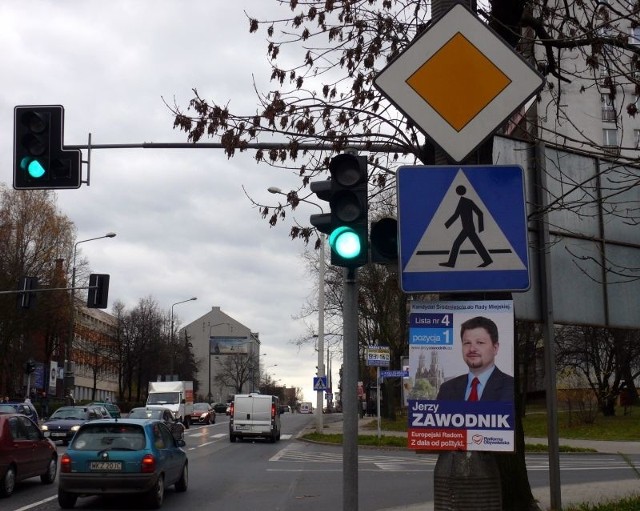 Plakat jednego z kandydatów do Rady Miejskiej, został umieszczony kilka centymetrów pod znakami drogowymi, przy skrzyżowaniu ulic 25 Czerwca i Kelles-Krauza.