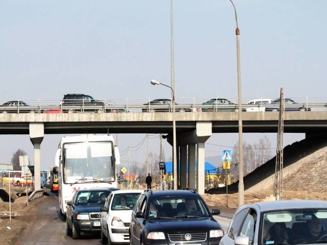 Kilkusetmetrowy zator blokował na węźle Skrzetle zjazd do miasta.