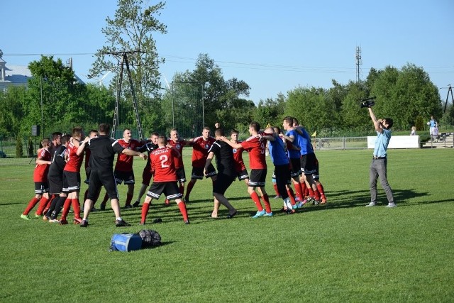 Tak cieszyli się z awansu do czwartej ligi piłkarze GKS Drogowiec Jedlińsk.