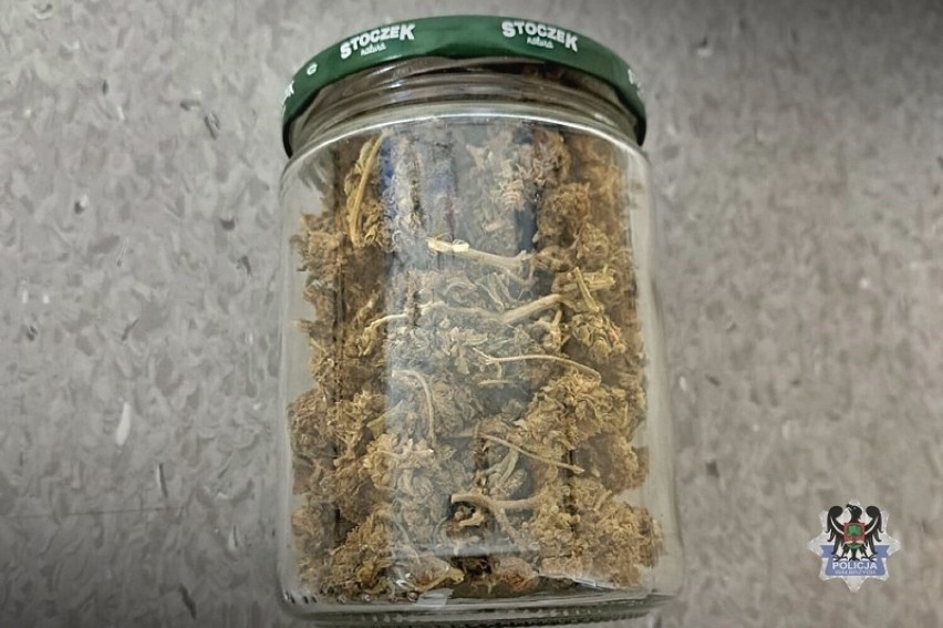 Pzy jednym z zatrzymanych znaleziono 1250 porcji handlowych marihuany