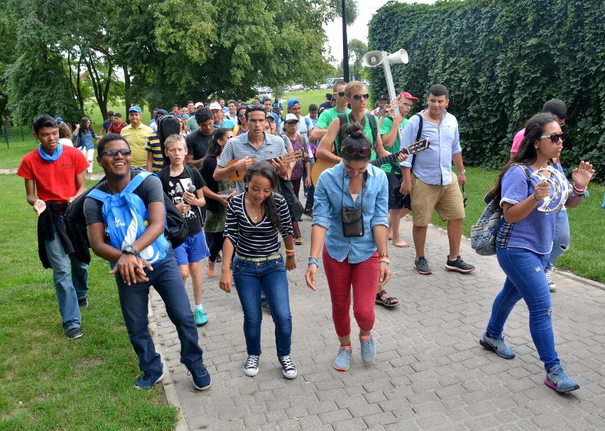 Pielgrzymi z Panamy w Lublinie tańczą, grają i śpiewają (WIDEO, ZDJĘCIA)