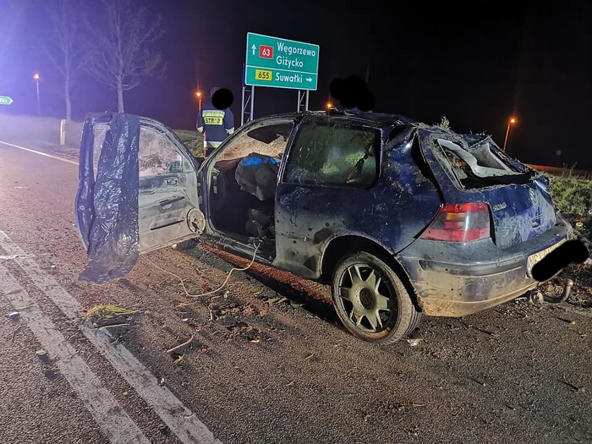 Kąp. Groźny wypadek. Golf dachował w rowie (zdjęcia)