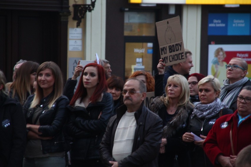 Drugi czarny protest w Rybniku - panie demonstrowały na rynku