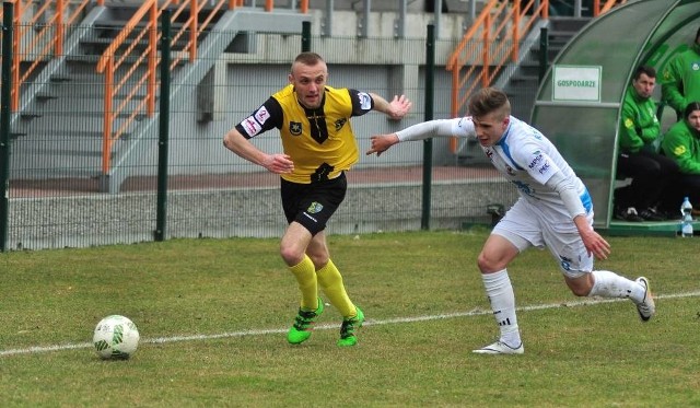 Jan Grzesik (żółto-czarny strój) jest cały czas w świetnej dyspozycji. 22-letni defensor jest wyróżniającą się postacią w Siarce Tarnobrzeg.