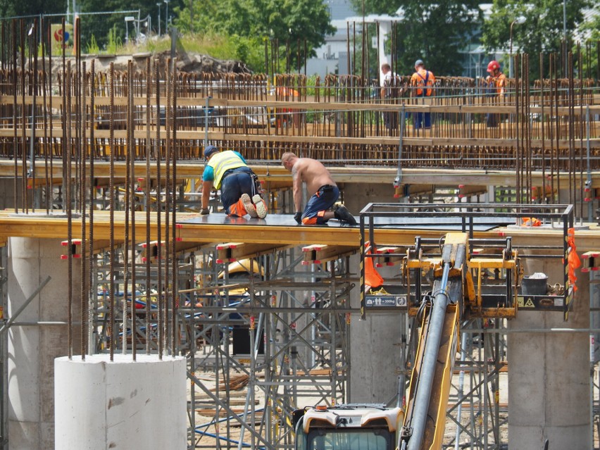 Poślizg na przebudowie ulicy Przybyszewskiego. Co się dzieje? Sprawdziliśmy