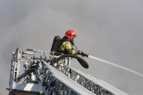 Pożar domy przy ul. Raszyńskiej. Na miejscu interweniowało pięć zastępów straży pożarnej. W zdarzeniu ucierpiała jedna osoba
