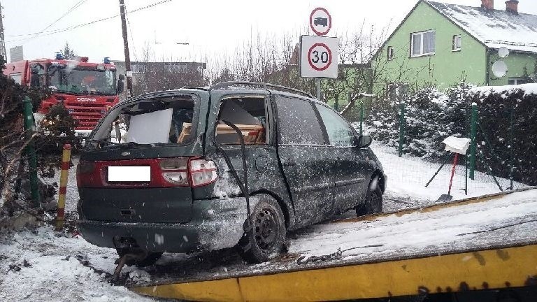 Wypadek w Radlinie: Przez śnieg nie zauważył białego autobusu... ZDJĘCIA