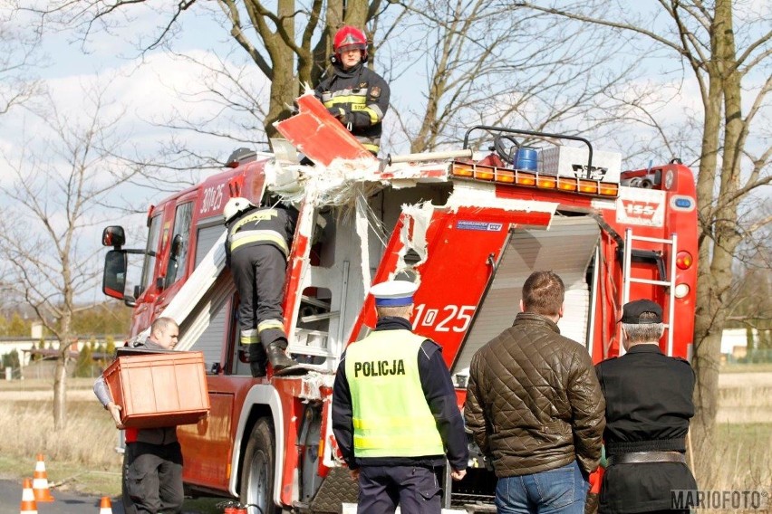 Strażacy jadący na ćwiczenia wjechali wozem w drzewo. Do...