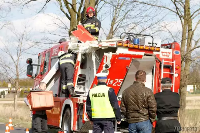 Strażacy jadący na ćwiczenia wjechali wozem w drzewo. Do wypadku doszło w poniedziałek. Autem jechało czterech ratowników, na szczęście nikomu nic się nie stało. Kierowca został ukarany mandatem, a scania z jednostki nr 1 w Opolu nadaje się do remontu.