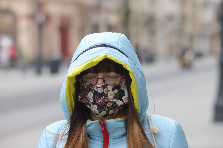 Obowiązek, który staje się... modą. Rozmaitość wzorów maseczek ma swoje powody