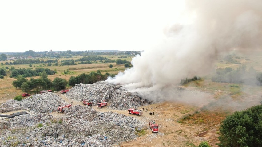Pożar na składowisku śmieci w Fałkowie. Dwadzieścia zastępów straży pożarnej walczy z ogniem