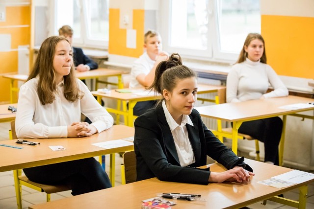 1 lipca ósmoklasiści poznali wyniki egzaminów na koniec podstawówki. Wielkopolska młodzież po raz kolejny osiągnęła wyniki poniżej średniej krajowej.