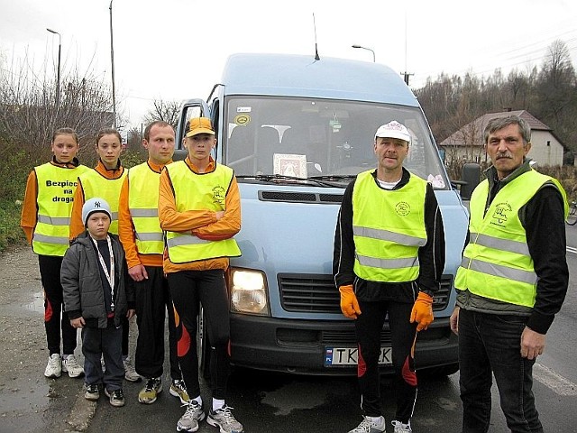 Sztafetowi zmiennicy jadą specjalnym samochodem, specjalnie oznakowanym