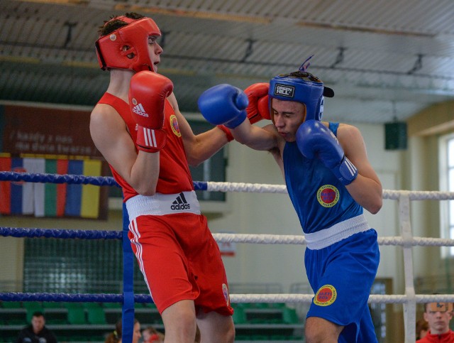 W sobotę w przemyskiej hali sportowej odbyły się pierwsze zawody nowej edycji Międzynarodowego Pucharu Karpat w boksie. Do Przemyśla przyjechało blisko 80 zawodników z Polski i Rumunii. Rywalizowali ze sobą młodzicy, kadeci, juniorzy oraz seniorzy.