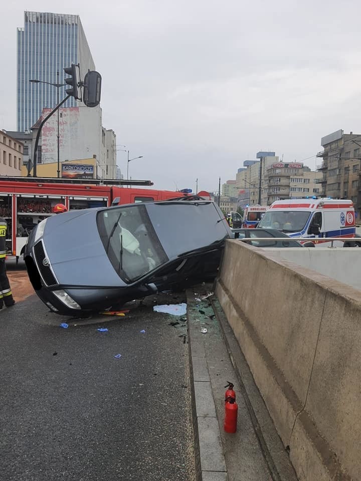 Groźny wypadek na Mickiewicza! Są ranni! Utrudnienia w ruchu. ZDJĘCIA