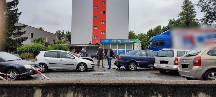 Na ul. Kościuszki w Kłodzku zderzyły się 4 samochody osobowe...