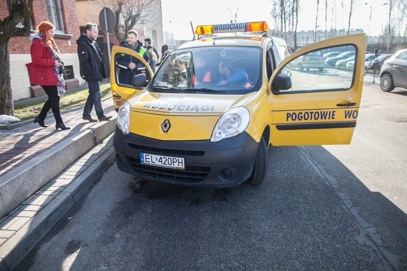 Pięć renault kangoo z napisem „Radiowy odczyt wodomierzy,...