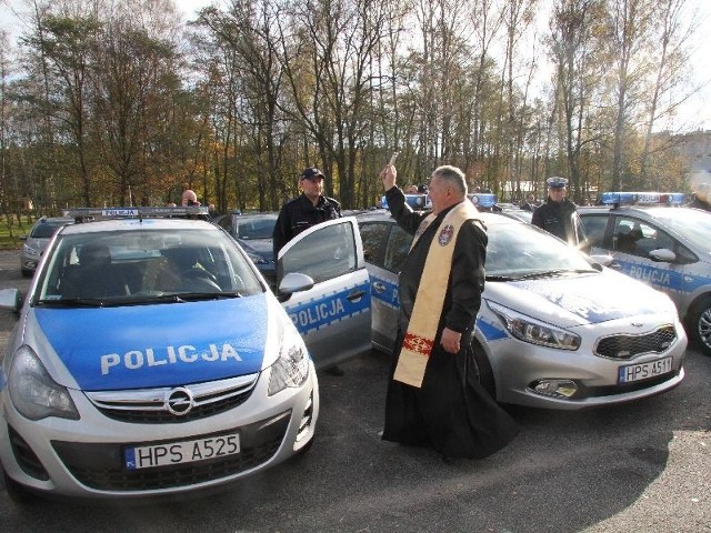 Nowe samochody poświęcił ksiądz Stanisław Kondrak, kapelan buskiej policji.